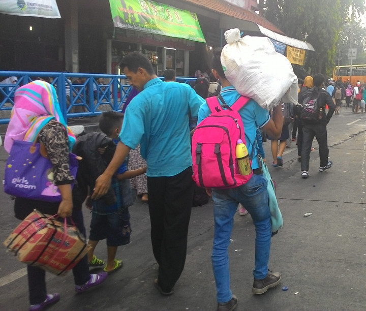 Balik ke Jakarta, Pemudik Bawa Ubi, Beras hingga Burung