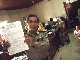 Hari Pertama Masuk, PNS Jombang Berebut Bersalaman dengan Bupati