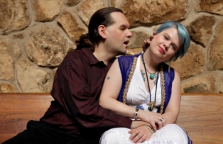 Wanita Ini Biarkan Sang Pacar Meminum Darahnya