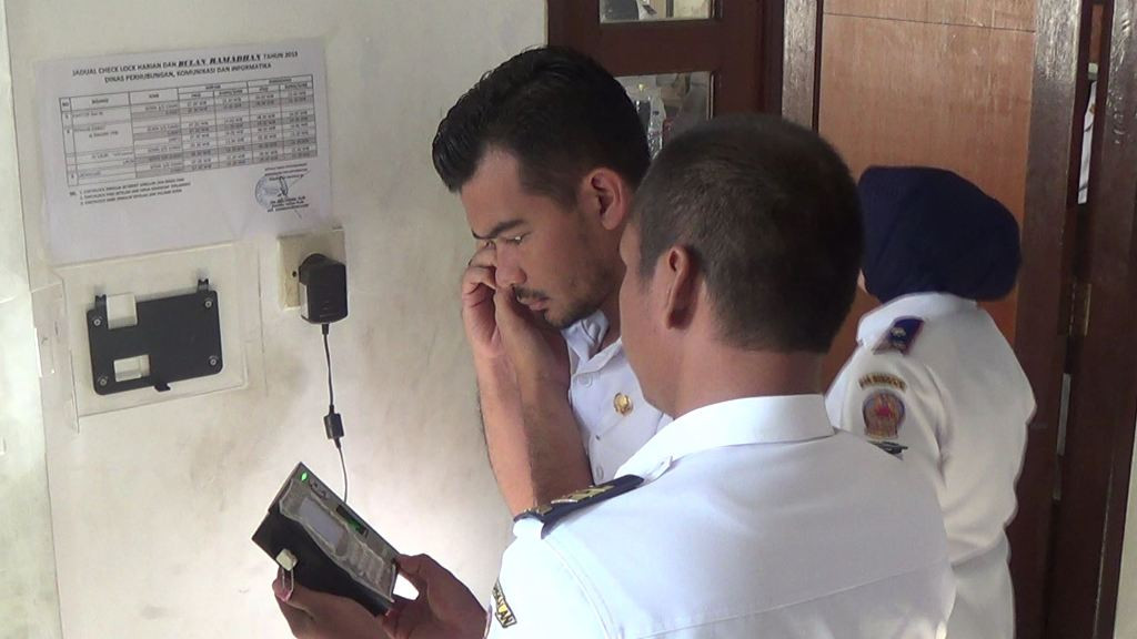 Pegawai Dishub Bangkalan tengah men-<i>download</i> data kehadiran di perekam sidik jari. Foto: MTVN/Josiandi
