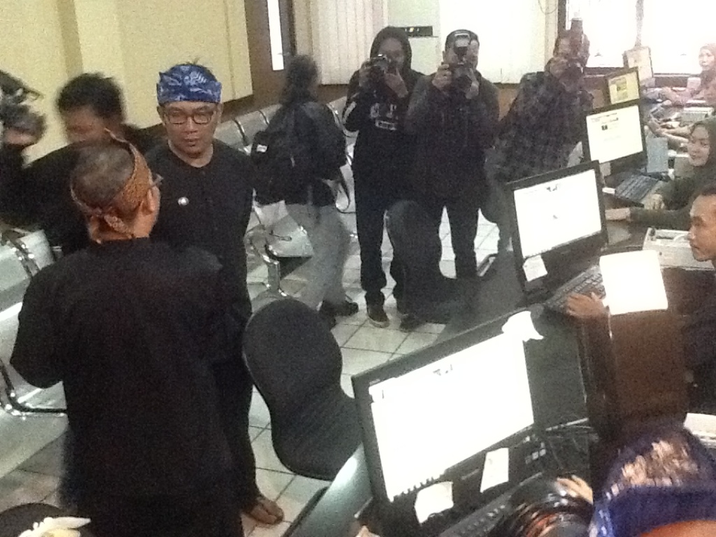 Wali Kota Bandung Ridwan Kamil mengenakan pakaian khas Sunda saat sidak ke sejumlah SKPD Kota Bandung. Foto: MTVN/Roni