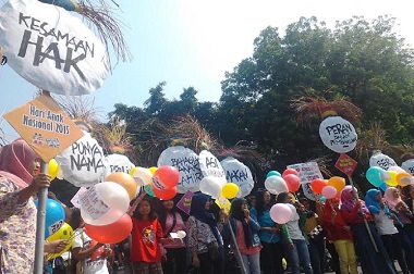 Puluhan Anak Bagi-bagi Balon di Solo