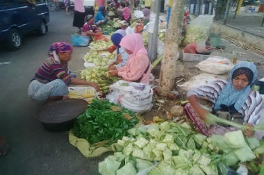 Penjual Janur Ramaikan Persiapan Tradisi Telasen Topak di Pamekasan