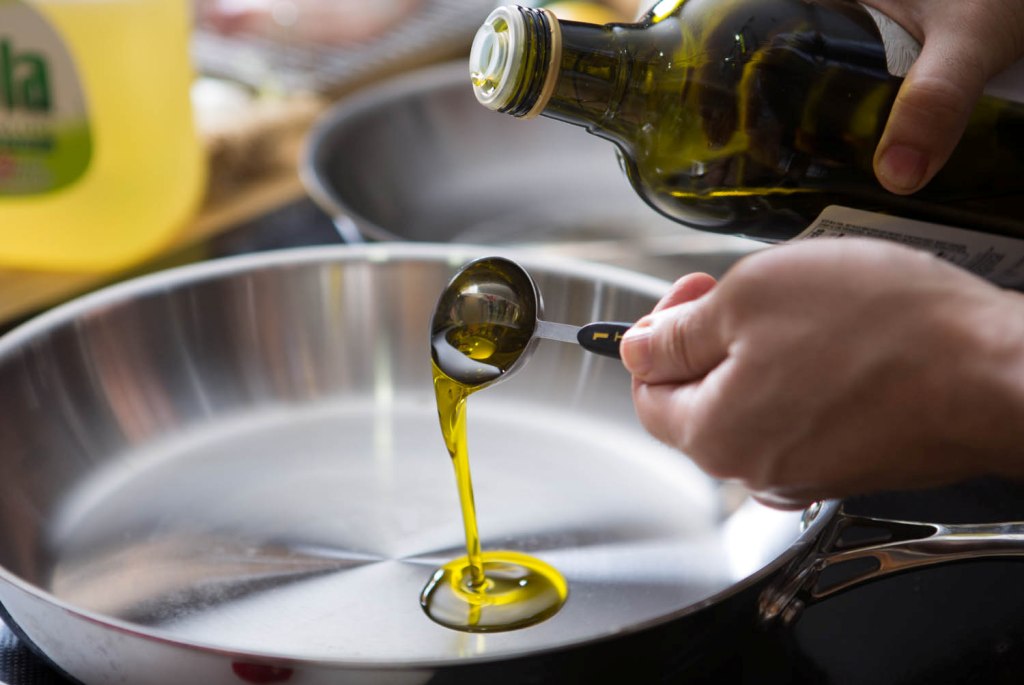 Memasak dengan olive oil. (Foto:seriouseats.com)