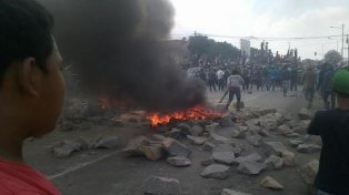 Massa Blokir Jalan Tolak Pabrik Semen, Pantura Lumpuh 