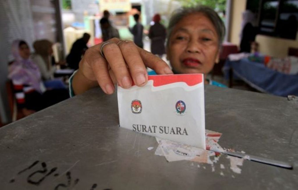 Pemilih memasukan kertas suara. (ANT/Irsan)