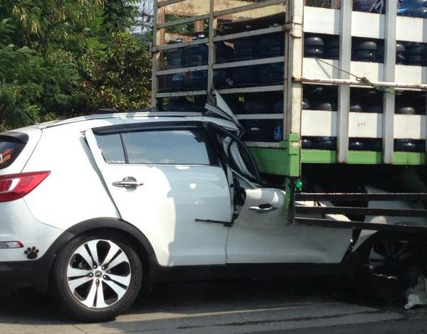 Mobil Warna Putih Masuk Kolong Truk di Jati Bening