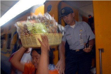 Pemudik Kangen Beli Nasi Pecel di dalam Kereta Api