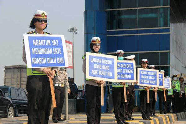 Tiga Cara Kreatif Polisi Gugah Kesadaran Pengendara