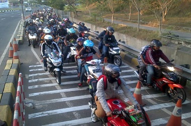 Setelah Lebaran Ketupat, Sepeda Motor Menumpuk di Pintu Tol Suramadu
