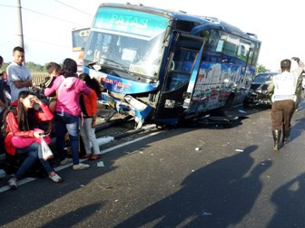Tubrukan Inova dan Bus di Tol Cipali Telan Enam Korban Jiwa