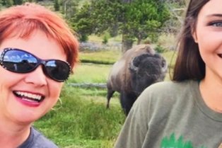 Gara-gara Selfie, Dua Wanita Ini Diseruduk Bison