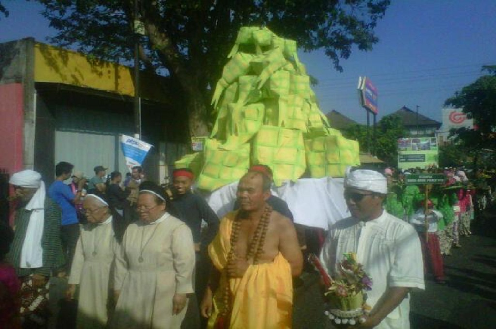Gunungan ketupat raksasa dikirab di Yogyakarta, Metrotvnews.com/ Ahmad Mustaqim