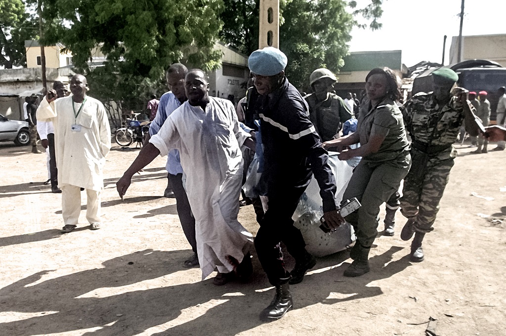 Petugas mengangkut korban tewas ledakan bom bunuh diri ganda di kota Maroua, Kamerun, 22 Juli 2015. (Foto: AFP / STRINGER)
