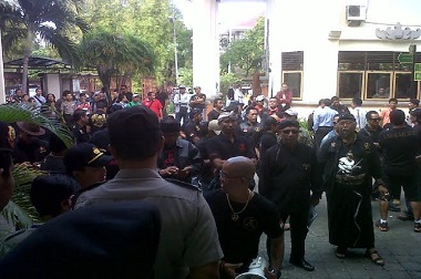 Sidang Praperadilan Angeline Dilanjutkan, Kantor PN Denpasar Dikepung