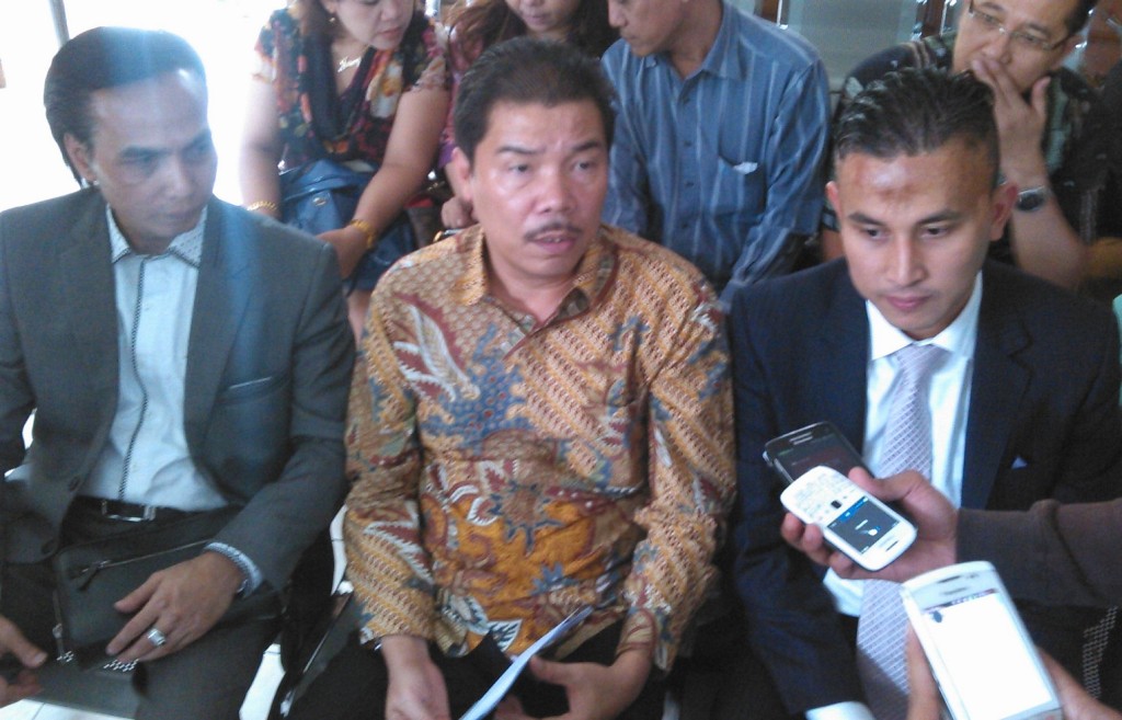 Jonhson Panjaitan (tengah) dan tim kuasa hukum OC Kaligis. Foto: MTVN.com/Deny Irwanto.