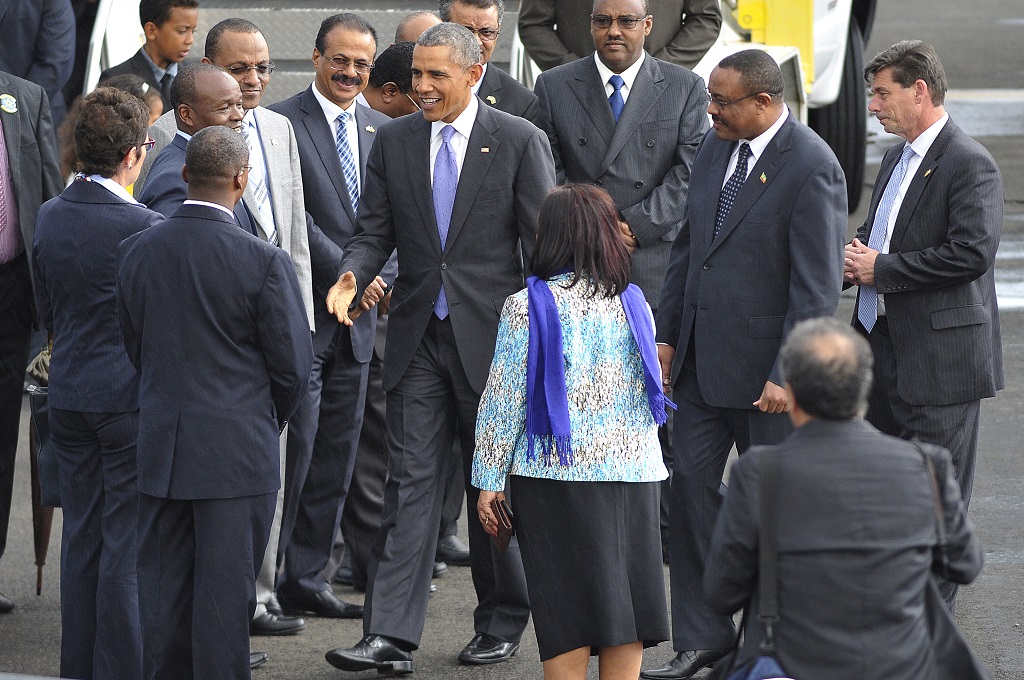 Presiden AS Barack Obama menyapa pejabat Ethiopia saat mendarat di bandara internasional Bole di Addis Ababa, Ethiopia, Minggu (26/7/2015). (Foto: AFP / SIMON MAINA)