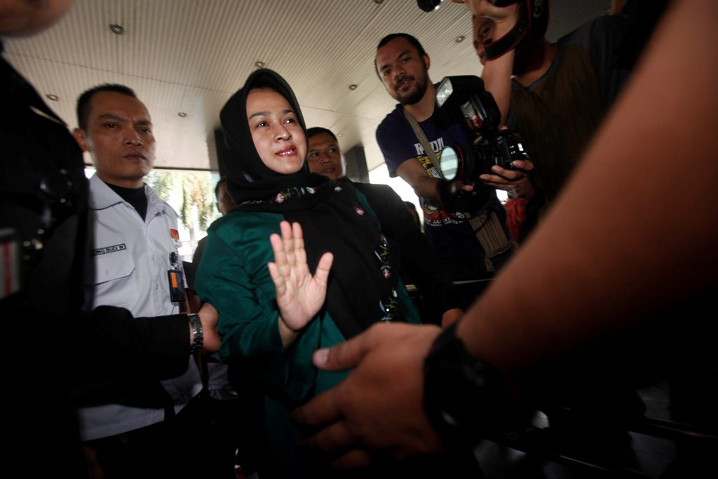 Istri muda Gubernur Sumatera Utara Gatot Pujo Nugroho, Evy Susanti (berjilbab). Foto: MI/Rommy Pujianto.