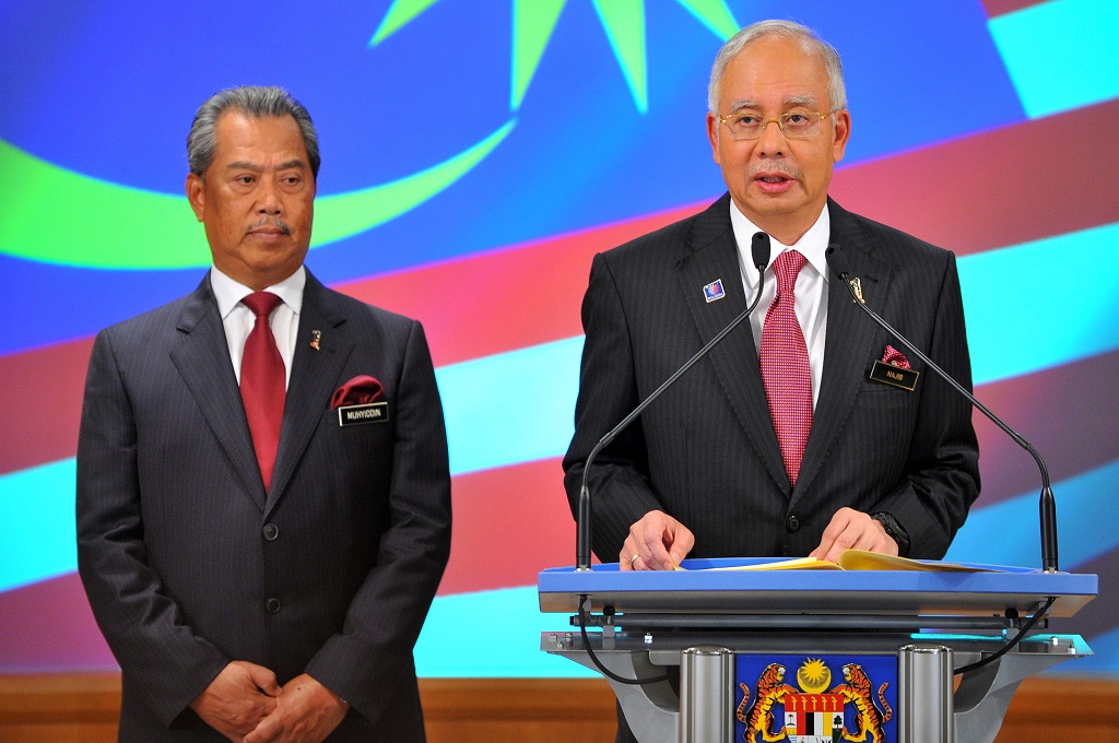 PM Malaysia Najib Razak (kanan) bersama Wakil PM Muhyiddin Yassin pada 15 Mei 2013. (Foto: AFP / MOHD RASFAN)