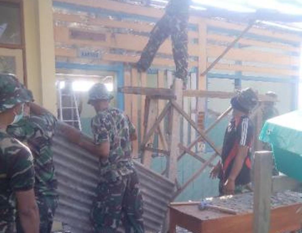 Sejumlah personel TNI AL sedang merenovasi ruang kelas. Foto: TNI AL