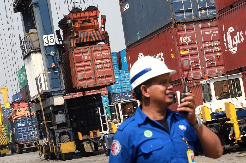 Loading and unloading activities in Tanjung Priok Jakarta. (Photo: Antara / Muhammad Adimaja)