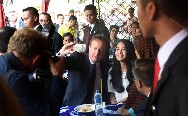 Maudy Ayunda & PM Inggris Blusukan Jajanan Kaki Lima 