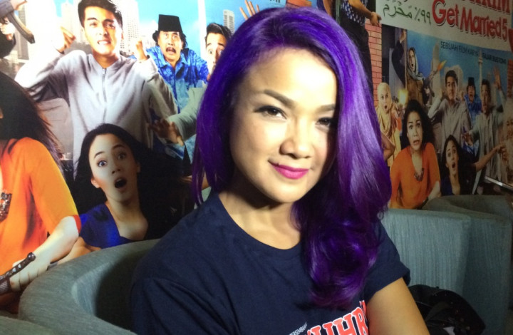 Atas Permintaan Anak, Nirina Cat Rambut Jadi Ungu