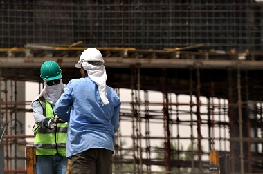 Saudi Hukum Perusahaan yang Pekerjakan Buruh di Siang Bolong