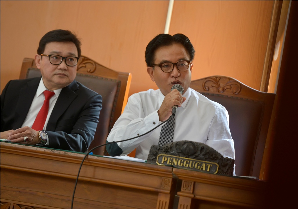 Ketua Tim Kuasa Hukum mantan Dirut PLN Dahlan Iskan, Yusril Ihza Mahendra (kanan). Foto: Antara/Yudhi Mahatma.