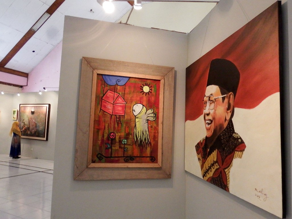 Pameran lukisan digelar Lesbumi NU Jatim menyambut Muktamar ke-33 Nahdlatul Ulama. Foto: Antara/Syaiful Arif