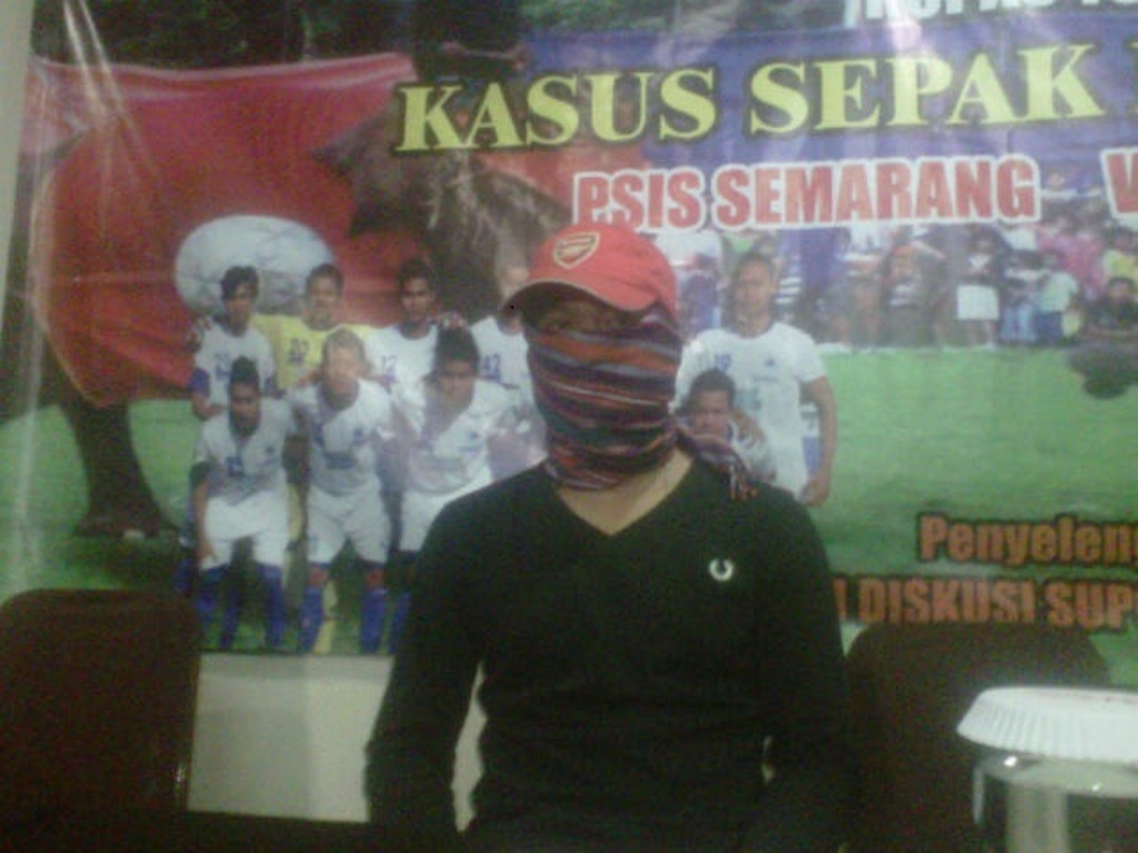 Dengan muka tertutup, eks pemain PSS Sleman memberikan keterangan terkait kasus suap pada PSIS Semarang melawan PSS Sleman di Sasana Krida Akademi Angkatan Udara (AAU), 26 Oktober 2014 (MTVN / Ahmad Mustaqim)