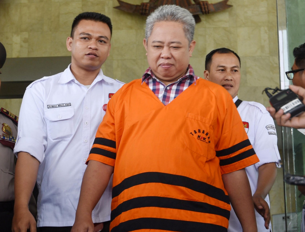  Tersangka suap PTUN Medan Amir Fauzi berjalan menuju mobil tahanan usai diperiksa di gedung KPK, Jakarta, Senin 27 Juli 2015. Antara Foto/Akbar Nugroho Gumay
