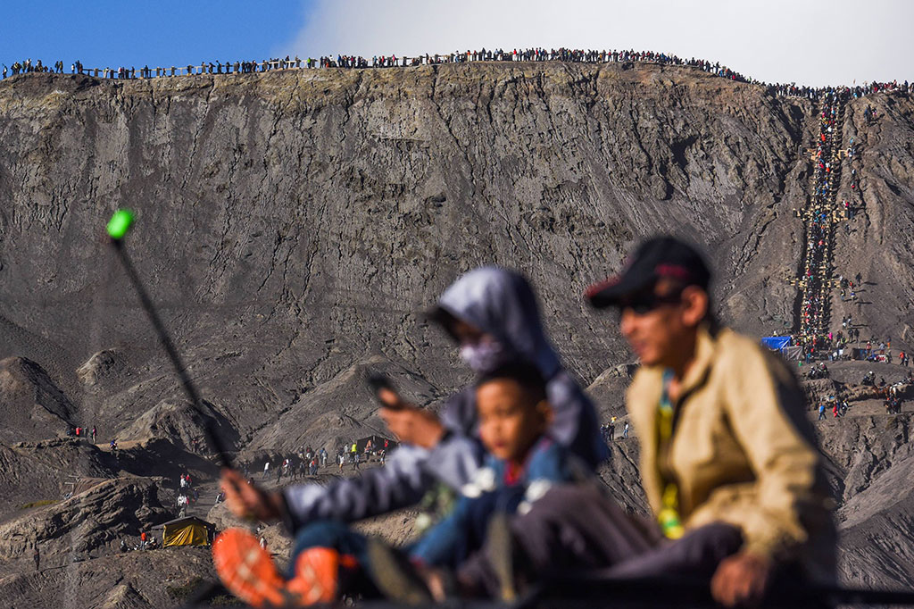 Perayaan Yadnya Kasada, Bromo Ramai Dikunjungi Wisatawan