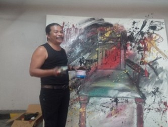 Seniman  Holis Satriawan Doakan Kesuksesan Muktamar NU Lewat Lukisan 