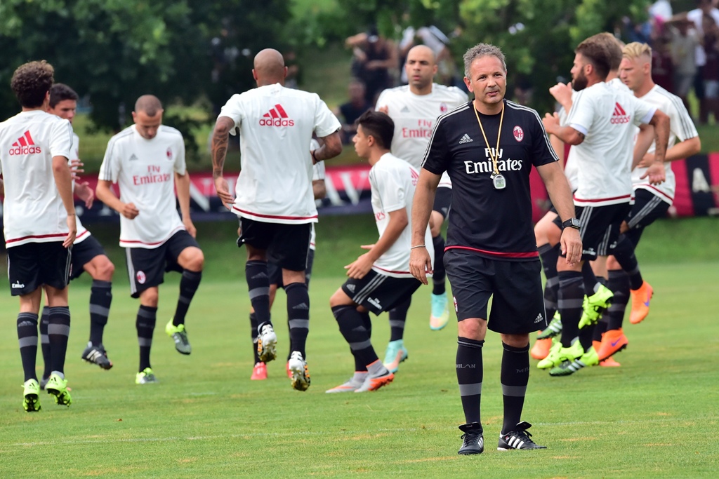 Sinisa Mihajlovic saat memimpin latihan skuat AC Milan di Millanelo (AFP)