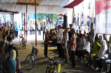 Jokowi Bagikan Bendera untuk Warga