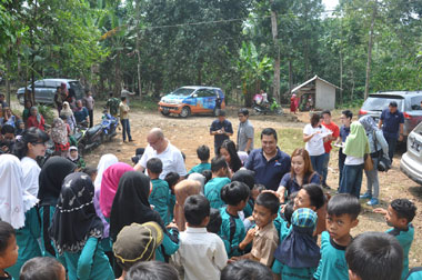 Rombongan GIIAS EduCare Disambut Hangat Siswa di Lebak Banten