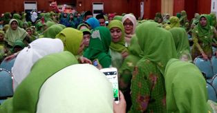 Berkaca ke Pernikahan Sejenis, Khofifah Ingatkan Muslimat NU Jaga Moral