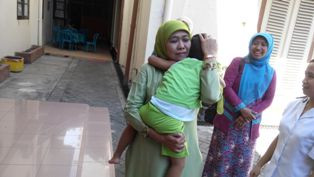 Dikunjungi, Anak Panti Asuhan Tak Mau Lepas dari Pangkuan Mensos