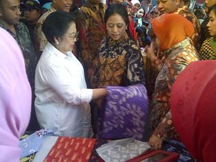 Didampingi Risma, Megawati dan Puan Kunjungi Dolly