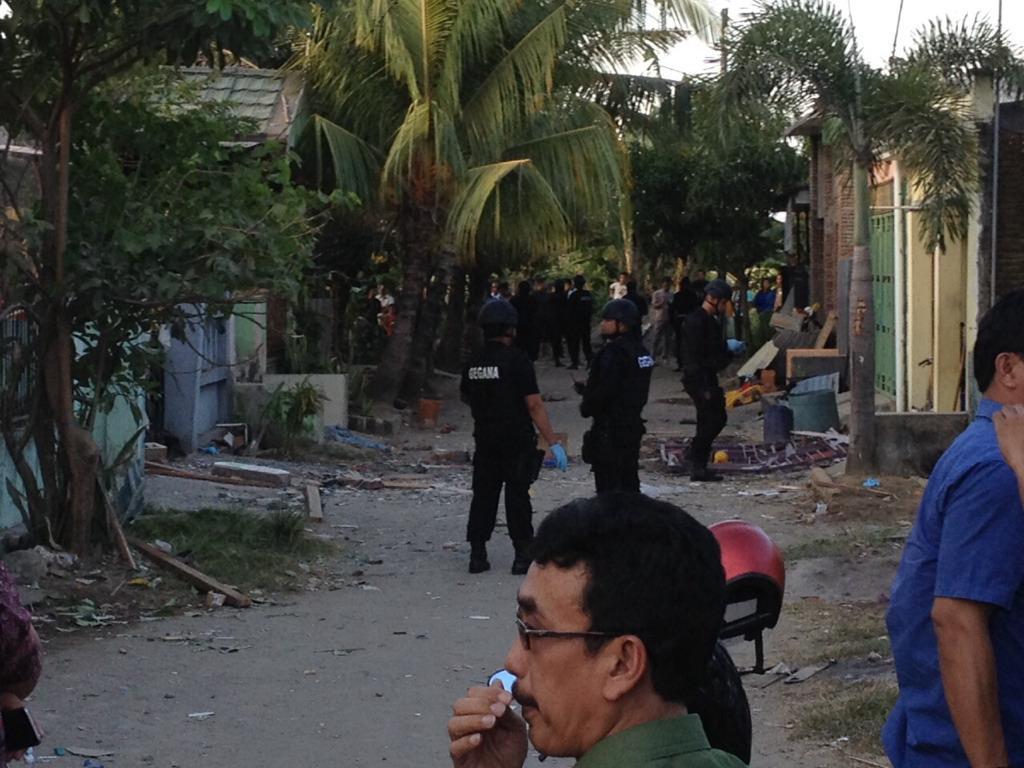 Suasana di perumahan Puri Pattene Permai, Makassar, pascaledakan. Foto: Twitter @jalanankota