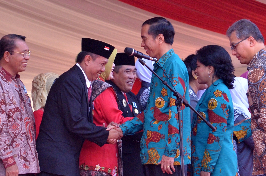 Presiden Joko Widodo memberikan ucapan selamat kepada Wali Kota Yogyakarta Haryadi Suyuti seusai menerima penghargaan Manggala Karya Kencana. Foto: Humas Wali Kota Yogyakarta