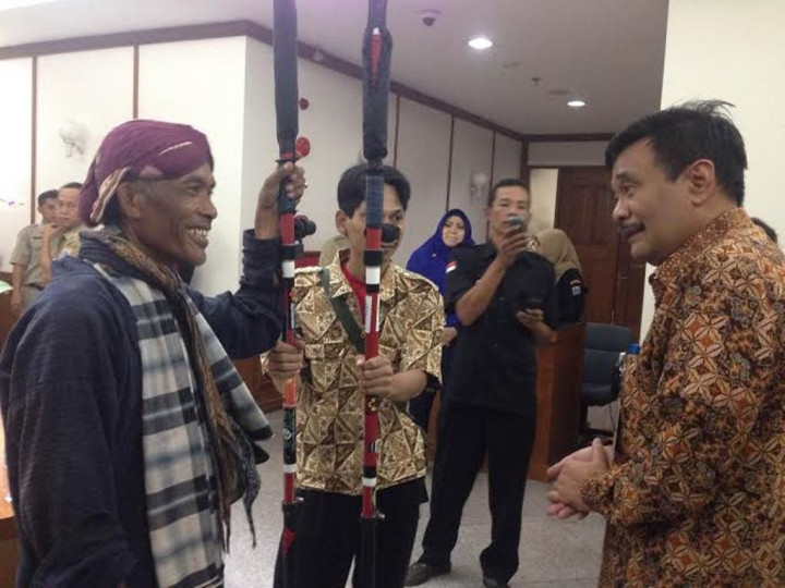 Kakek Ini Nekat Pakai Egrang dari Yogya ke Jakarta