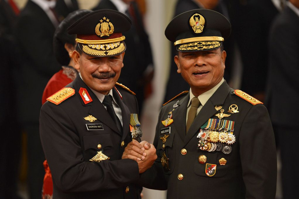 Kapolri Jenderal Badrodin dan mantan Panglima TNI Jenderal Moeldoko---AFP/Romeo Gacad