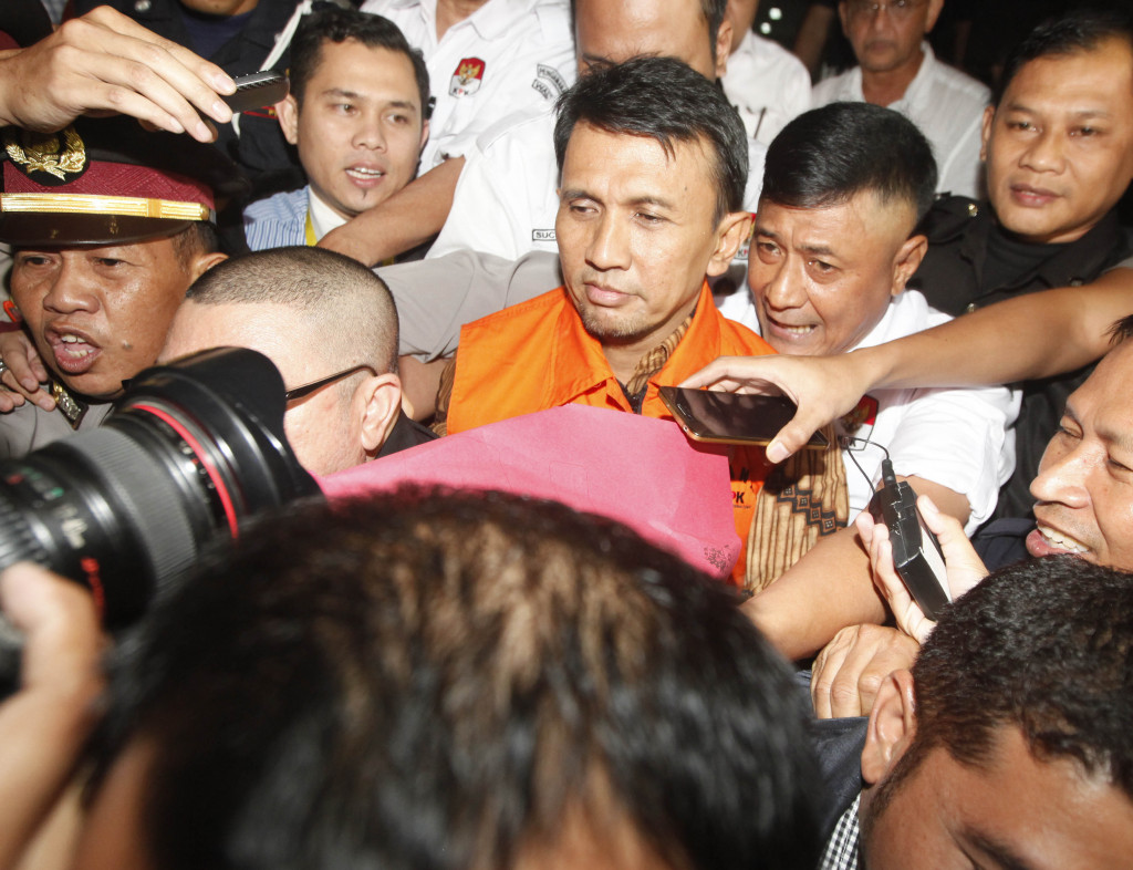   Gatot Pujo Nugroho keluar dari gedung KPK, Senin 3 Agustus 2015. Foto: MI/ Rommy Pujianto
