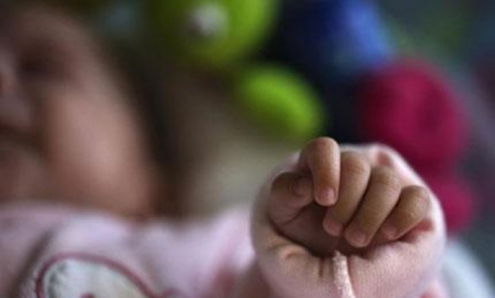 Bayi Perempuan Baru Lahir Ditemukan di Pipa Toilet Umum