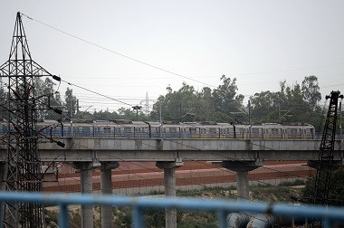 Dua KA di India Keluar Jalur, 19 Penumpang Tewas