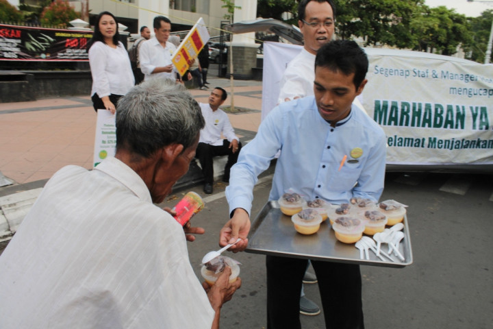 Hotel Horison Semarang Bagikan 1000 Takjil Secara Maraton