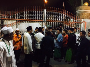 Ratusan Penolak AHWA 'Tersandera' di Tebu Ireng