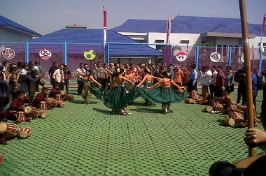 Anak Penghuni LP Sambut Menkum HAM dengan Tarian Jaipong